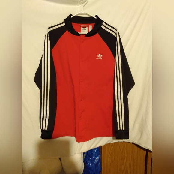 I'm selling my sick as hell Adidas track suit. It's a size Medium! - Picture 2 of 5
